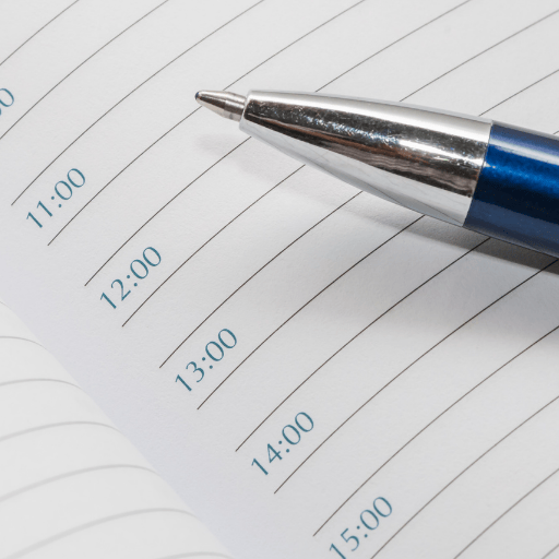 Notizbuch mit Zeitangaben und einem Stift 1fachjetzt